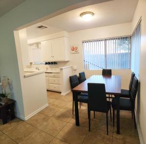 Imagen de la galería de Private, Spacious, 4x Queen, 300 MBPS Internet with Backyard!, en Hemet