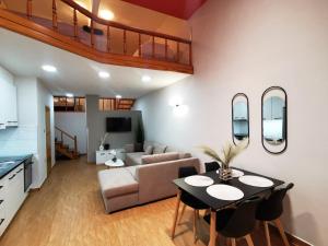 sala de estar con sofá y mesa en PG Luxury Apartment, en Kavala