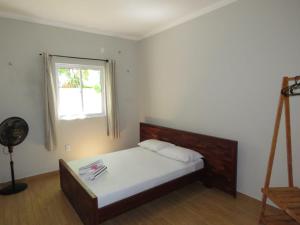una piccola camera con un letto e una finestra di Casa Mar e Dunas a Icaraí