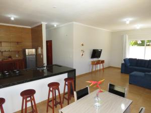 una cucina e un soggiorno con divano blu di Casa Mar e Dunas a Icaraí