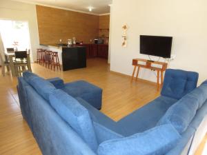 a blue couch sitting in a living room at Casa Mar e Dunas in Icaraí