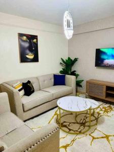 sala de estar con sofá y mesa en Vob cosy home, en Eldoret