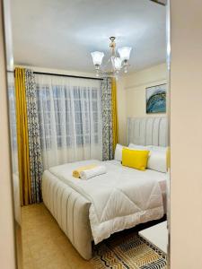 1 dormitorio con 1 cama grande y espejo en Vob cosy home, en Eldoret