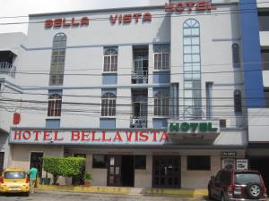un edificio de hotel con coches estacionados frente a él en Hotel Bella Vista, en Panamá