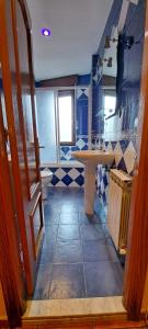 リャネスにあるLlanes-Llumedianの洗面台とトイレ付きのバスルーム +24枚の写真