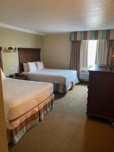 um quarto de hotel com duas camas e uma janela em The Boardwalk Inn em Branson