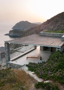 un edificio en la cima de una colina con el océano en Dreamy Cycladic Summer House 3, en Serifos Chora