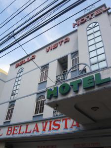 un edificio con un cartel en la parte delantera en Hotel Bella Vista, en Panamá