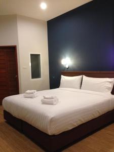 um quarto com uma cama grande com duas toalhas em Bird Day Boutique Hotel em Mukdahan