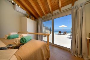 Ένα ή περισσότερα κρεβάτια σε δωμάτιο στο Sea & Cliff Luxury Suites +118 φωτογραφίες