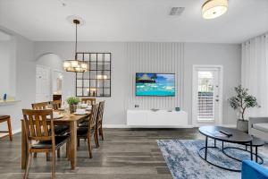 uma sala de jantar e sala de estar com mesa e cadeiras em Ground-floor condo next to Vista Cay Clubhouse and pool! em Orlando