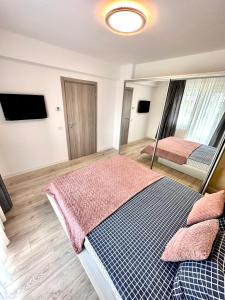 una camera con letto e specchio di Mega Rossa Residence a Bucarest
