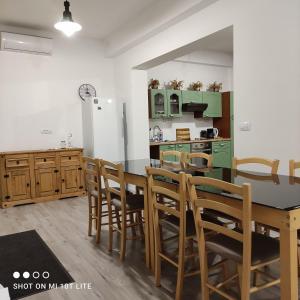 uma cozinha com armários verdes e uma mesa e cadeiras em PRENOČIŠČE 9a em Tolmin