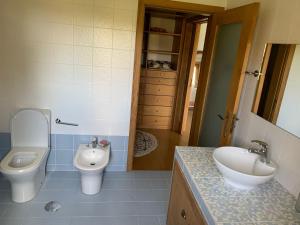 La salle de bains est pourvue de toilettes, d'un bidet et d'un lavabo. dans l'établissement Casa da Touça, à Castelbuono