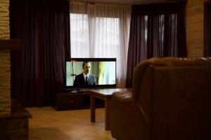 Televízia a/alebo spoločenská miestnosť v ubytovaní Dacha 9