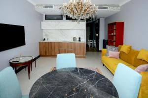 sala de estar con mesa y sofá amarillo en Appartement 5 min des plages Croisette en Cannes
