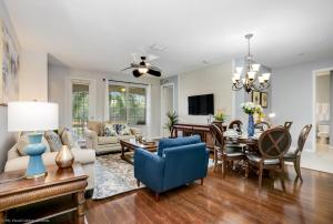 ein Wohnzimmer mit einem Sofa und einem Tisch in der Unterkunft NY Getaway in Orlando