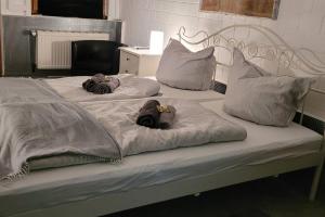 Deux lits avec des animaux farcis assis au-dessus dans l'établissement Villa Kunterbunt, W-Lan, Office, à Leverkusen