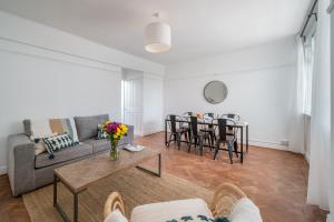 Bright West Hampstead Retreat في لندن: غرفة معيشة مع أريكة وطاولة