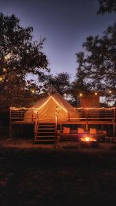 een grote tent met 's nachts verlichting bij Glamping Dunas del sol in San Pedro de Atacama