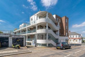 un bâtiment avec une voiture garée devant lui dans l'établissement Bright West Hampstead Retreat, à Londres