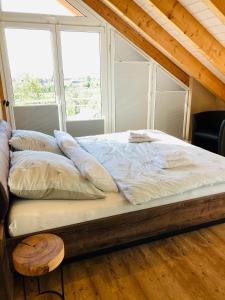 Postel nebo postele na pokoji v ubytování Ferienwohnungen im Hegau