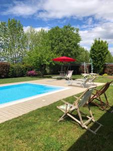 Bazén v ubytování B&B casa Belvedere nebo v jeho okolí