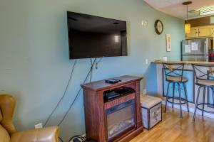 Φωτογραφία από το άλμπουμ του Little River Condo with Community Pool and Hot Tub! σε Little River