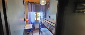 カバナスにあるApartamentos Rosa Joveの二段ベッド1組、窓が備わる小さな客室です。