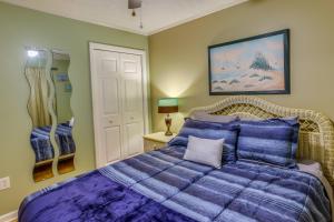 Кровать или кровати в номере Little River Condo with Community Pool and Hot Tub!