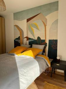 a bedroom with a bed with a painting on the wall at Superbe Appart 2P pour 4 pers à 5 min TGV RER Orly in Massy