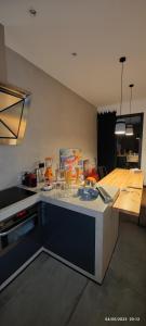 una cucina con lavandino e piano di lavoro di Residence La Pineta a Golem