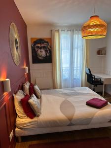 una camera da letto con un grande letto con cuscini sopra di L'Etoile Imani -Amazing apartment near Orly Airport a Villeneuve-Saint-Georges