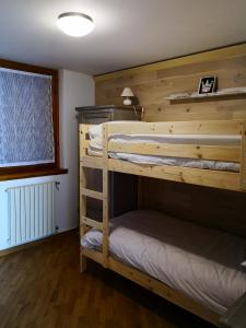 1 dormitorio con 2 literas y ventana en Chalet Luna, en Caspoggio