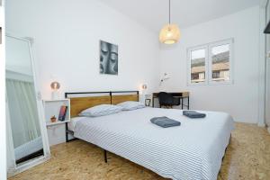 - une chambre avec un grand lit blanc et un miroir dans l'établissement 4-star Apartments Bianco, à Kaštela