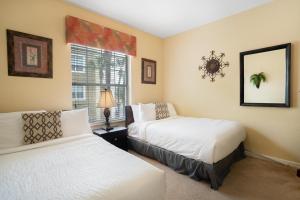 オーランドにあるBeautiful Condo at Vista Cay Resort Near WDWのベッド2台と窓のある寝室 +66枚の写真
