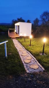 Vonkajšia záhrada v ubytovaní Ranch 66 - Moderní Tiny House Black Swallow ve stylu Route 66 se saunou a bazénem