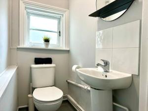 Ванна кімната в Massive 4 bedroom Duplex Apartment - Sleeps up to 10 People - Free Parking - 5 Minutes to the Best Beach! - Great Location - Fast WiFi - Smart TV - Newly decorated - sleeps up to 10! Close to Bournemouth & Poole Town Centre & Sandbanks