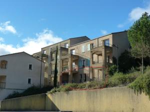 ein Apartmenthaus an der Straßenseite in der Unterkunft Le Caldarium - Classé 2 Etoiles - Thermes 10 mn - 6 pers in Avène