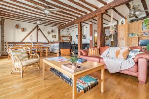 ein Wohnzimmer mit einem Sofa und einem Tisch in der Unterkunft Sea views in the heart of the old town in Castro-Urdiales