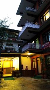 Tòa nhà nơi khách sạn tọa lạc