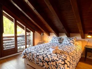 um quarto com uma cama com um urso de peluche em Dúplex La Roca em Espot