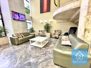een lobby met banken en een tafel in een gebouw bij Apartamento completo com píer e acesso ao mar 4 in Salvador