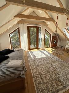 sypialnia z łóżkiem i dywanem w pokoju w obiekcie Leśna Residence & SPA w Piszu