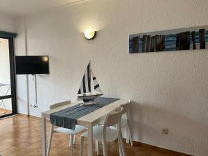a table with a toy sailboat on it in a room at Encantador apartamento com piscina in Costa da Caparica