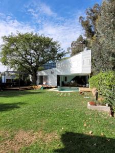 una casa con un gran patio con un edificio en Casa Mojada, en Rosario