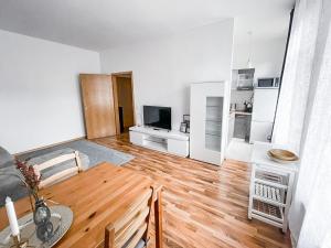 sala de estar con suelo de madera y paredes blancas en Zentrum, 4Personen, privater Parkplatz, WiFi, modern, ruhig, en Chemnitz