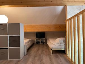 Poschodová posteľ alebo postele v izbe v ubytovaní La Grange de mon Père