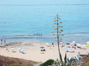 ボーザ・マリーナにあるNear The Seaの傘持ちの浜辺の人々