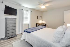 a bedroom with a bed and a flat screen tv at Bowling Green Vacation Rental Near WKU and Downtown! in Bowling Green